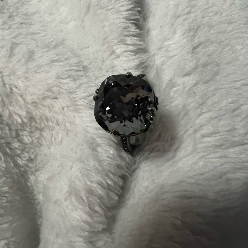 Fragrant jewels black crystal ring